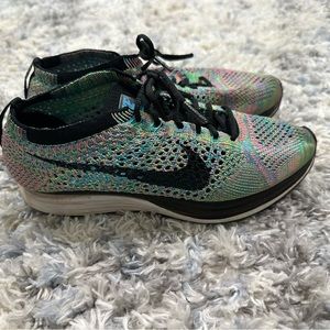 Worn in good condition Nike flyknits sz 4.5